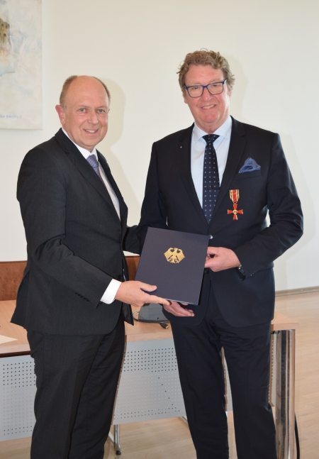 In einer feierlichen Umrahmung verleiht Landrat Christoph Rüther den Bundesverdienstorden an Wilfried Jolmes v.l Werner Peitz Bürgermeister von Delbrück, Ulrich Berger Bürgermeister von Salzkotten, Landrat Christoph Rüther, Bundesverdienstkreuzträger Wilfried Jolmes, seine Frau Maria Schmidt und Bürgermeister von Paderborn Michael Dreier © Kreis Paderborn